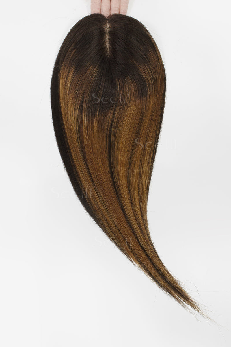 Topper de Cabello Humano Remy con Base de Seda Flavia | Raíz de Negro Natural con Negro Natural/Perú