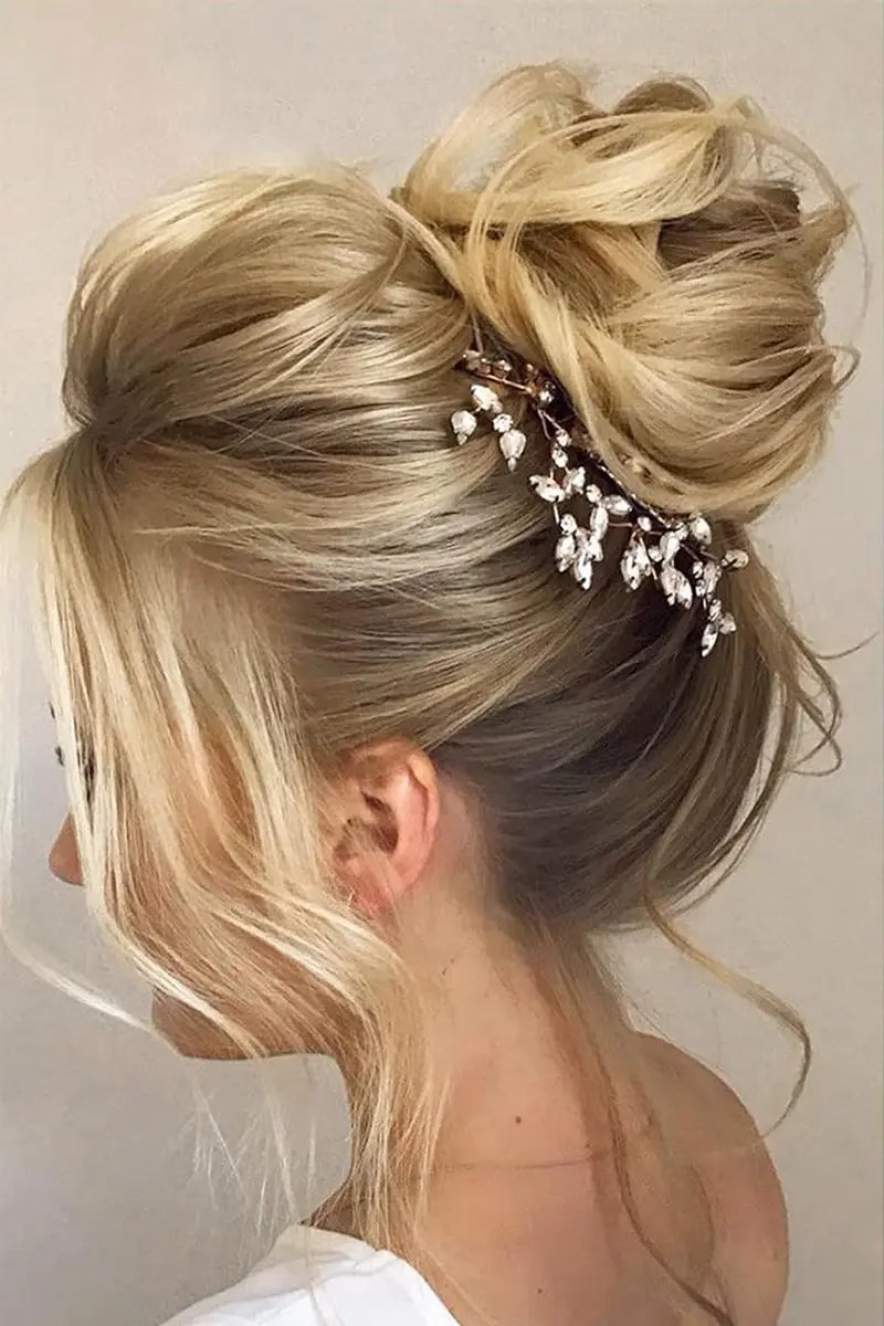 Chignon décoiffé Seully blond foncé avec mèches