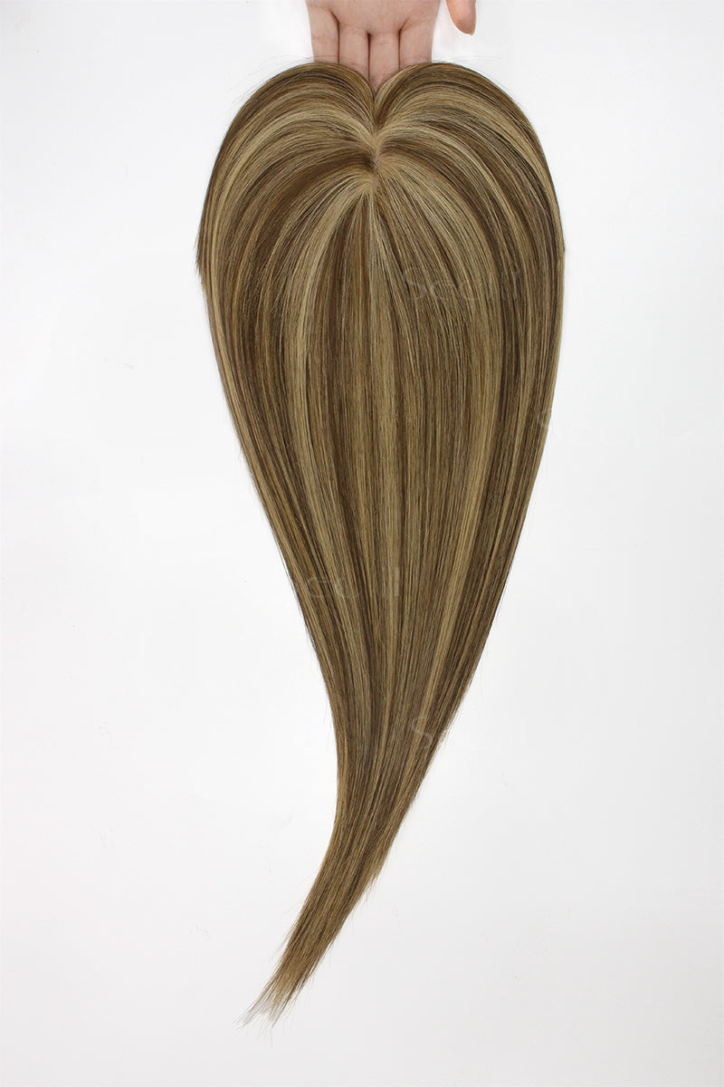 Topper de Cabello Humano Remy con Base de Seda Flavia | Marrón Medio con Reflejos Cálidos 